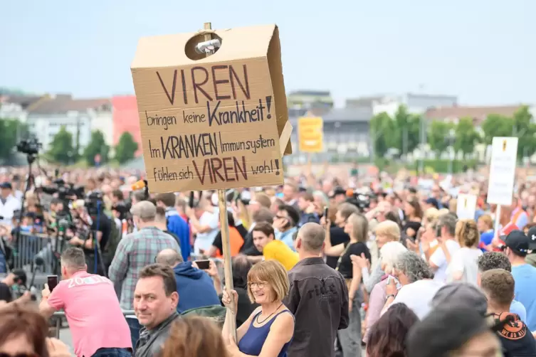 In Stuttgart demonstrierten am Wochenende Menschen gegen die Corona-Beschränkungen. 
