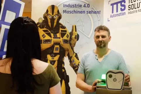 Thomas Striegel von der TTS GmbH präsentiert die Prometheus-Thermalkamera. Wenn die grüne Lampe aufleuchtet, ist alles in Ordnun