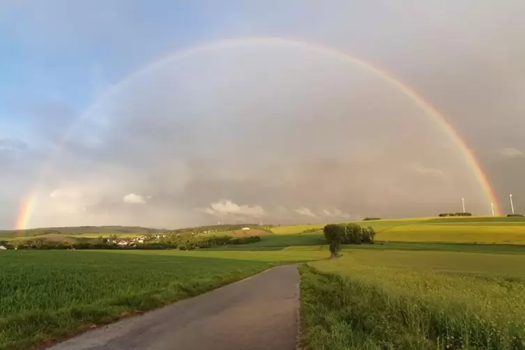Diesen Regenbogen hat Arno Mohr auf dem Weg vom Lemberg nach Feilbingert fotografiert. 