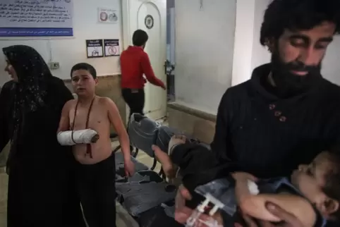Ma’arrat Misrin, ein Ort 50 Kilometer südwestlich von Aleppo: Ein Mann und eine Frau kommen mit verwundeten Kindern in ein Krank
