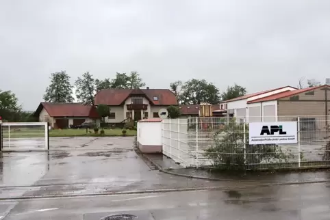 Auf dem Gelände des ehemaligen Busunternehmens Glaser im Bornheimer Gewerbegebiet soll die Halle gebaut werden.