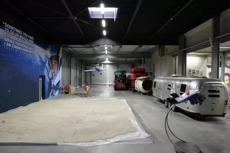 Ein erster Blick: An dem neuen Ausstellungsbereich f&uuml;r Extremsportler Felix Baumgartner wird gearbeitet. 