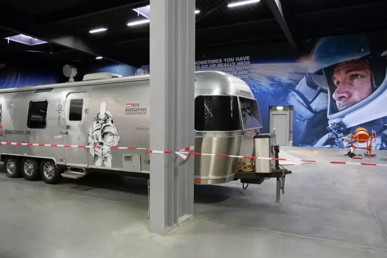 Ein erster Blick: An dem neuen Ausstellungsbereich f&uuml;r Extremsportler Felix Baumgartner wird gearbeitet. 