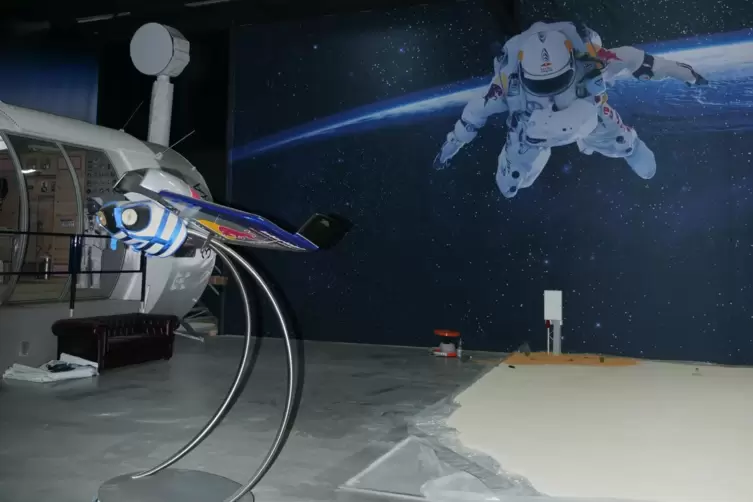 Ein erster Blick: An dem neuen Ausstellungsbereich f&uuml;r Extremsportler Felix Baumgartner wird gearbeitet. 