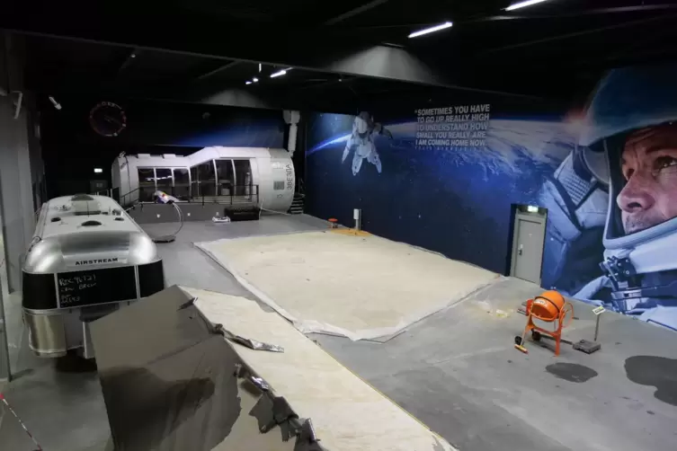 Ein erster Blick: An dem neuen Ausstellungsbereich f&uuml;r Extremsportler Felix Baumgartner wird gearbeitet. 