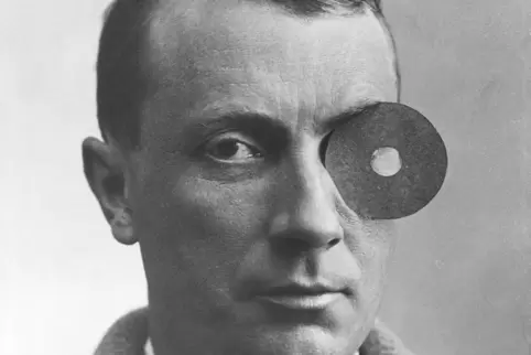 Genauer Blick auf den Künstler: Hans Arp mit Nabelmonokel, 1926. Genauer Blick auf den Künstler: Hans Arp mit Nabelmonokel, 1926.