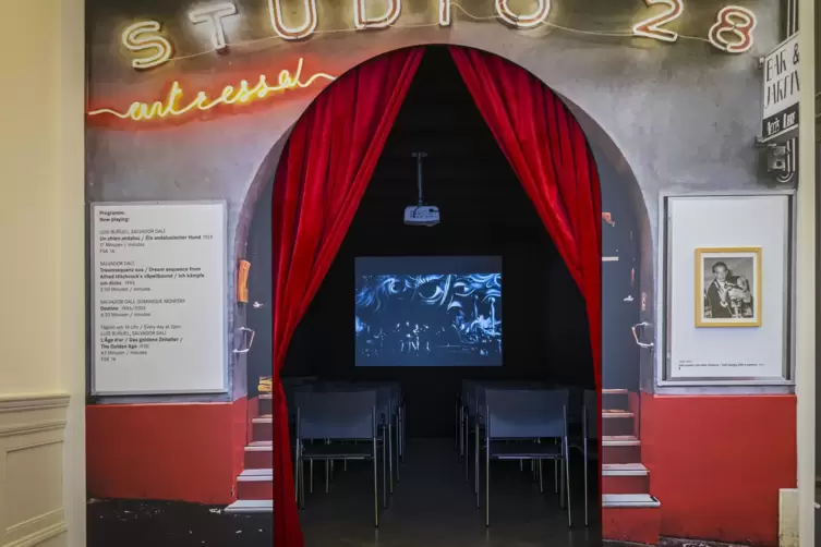 Eingang zum Kino im Arp-Museum. Unter anderem l&auml;uft der Klassiker &bdquo;Der andalusische Hund&ldquo;, f&uuml;r den Dal&iacute; mit Bunuel das Drehbuch 