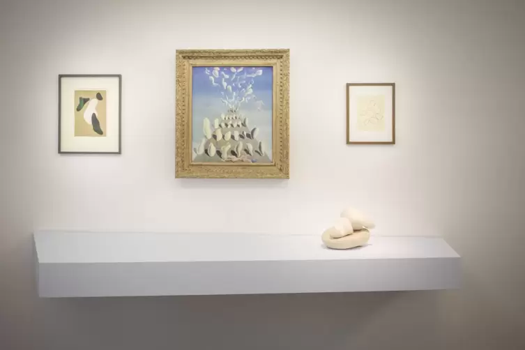 Arp-Formen auf Dal&iacute;s &bdquo;Einweihungs-G&auml;nsehaut&ldquo;, 1928, und Werke von Hans Arp selbst. 