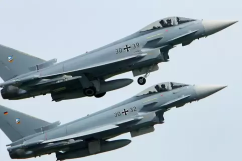 Zwei Eurofighter bei einer Übung. 