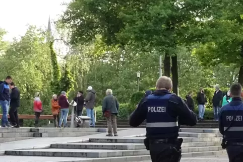 Stiller Bürger-Protest am Montagabend auf dem Rathausvorplatz gegen die Beschränkungen in der Corona-Pandemie. 