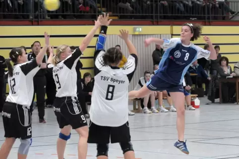 Lang ist’s her: TSV Speyer (weiß) im Jahre 2009 im Derby gegen Schwegenheim.