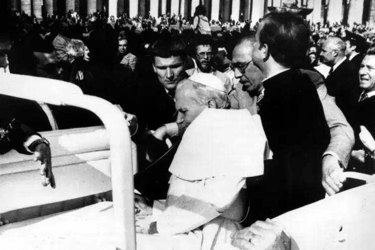  Papst Johannes Paul II. (Mitte, weißes Gewand) kurz nach dem Attentat auf dem Petersplatz.