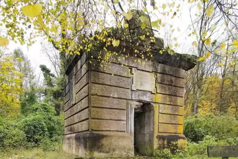 Die Ruine des Alexanderturms, der 1893 zwischen Böckweiler und Breitfurt errichtet wurde. Die Ruine des Alexanderturms, der 1893 zwischen Böckweiler und Breitfurt errichtet wurde.
