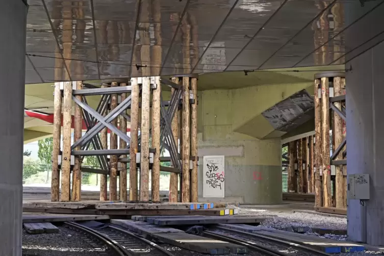 Stra&szlig;enbahnen sollen fr&uuml;hestens Anfang September den Berliner Platz ansteuern k&ouml;nnen.