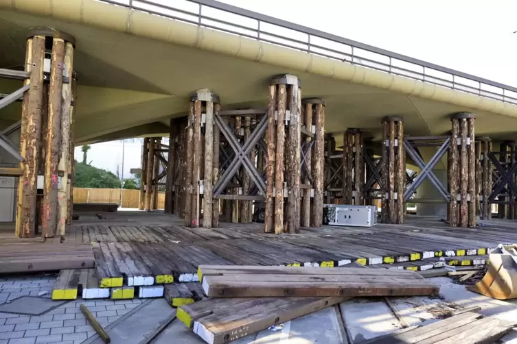 Vier F&uuml;nfer-Kolonnen arbeiten aktuell auf der Baustelle.