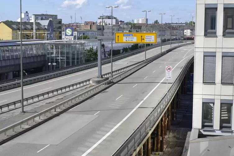 Blick aus dem Faktorhaus auf die Pilzhochstra&szlig;e.