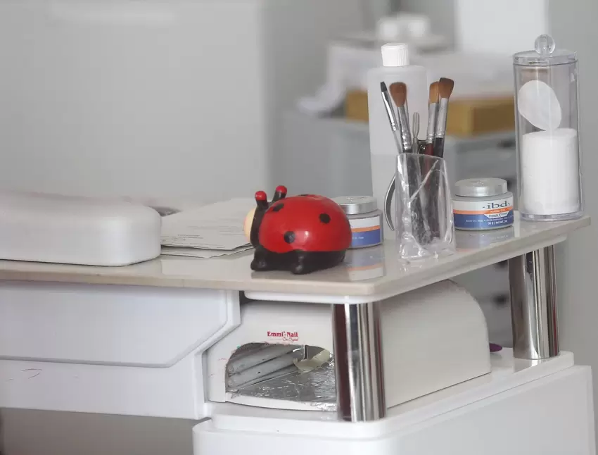 KOSMETIK- UND NAGELSTUDIOS können nach Terminvereinbarung und unter Einhaltung von Hygienestandards ebenfalls wieder öffnen. Die