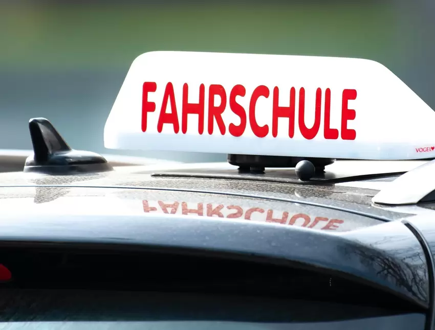 FÜHRERSCHEIN: Fahrschulen dürfen wieder Theoriestunden und Praxisunterricht anbieten. Der Mindestabstand von 1,5 Metern gilt nic