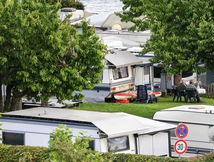 DAUERCAMPER: Die Nutzung von dauerhaft auf Campingplätzen abgestellten Wohnwagen, Wohnmobilen und ähnlichen Einrichtungen mit ei