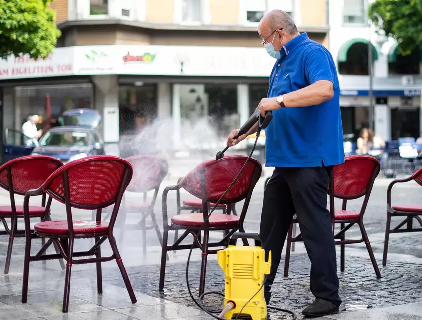 Ab Mittwoch dürfen die Rheinland-Pfälzer wieder in Cafes, Kneipen und Co – unter Auflagen.