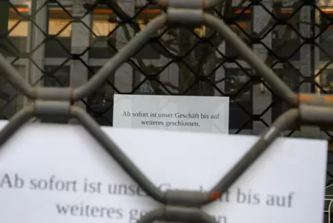 „Bis auf Weiteres geschlossen“: Solche Schilder bedeuten für Kommunen sinkende Steuereinnahmen. 