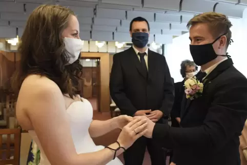 Heiraten mit Maske wie hier in der Slowakei ist in Deutschland kein Thema. Das Brautpaar muss nämlich eindeutig zu erkennen sein