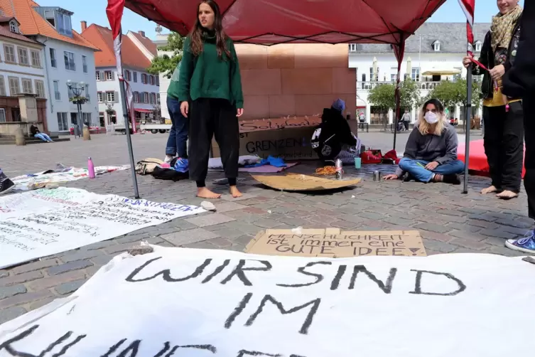 Die Aktivisten sind seit zwei Wochen auf dem Landauer Rathausplatz. 