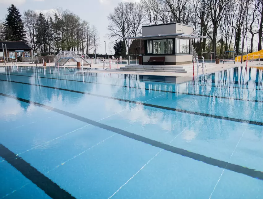 WEITERHIN GESCHLOSSEN 3: Dicht sind weiterhin auch Schwimm- und Spaßbäder, Fitnessstudios. Saunen, Thermen, Wellnessanlagen, Bad