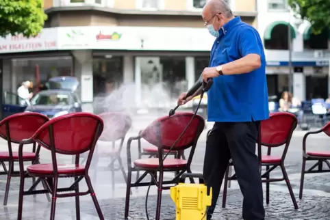 Ab Mittwoch dürfen die Rheinland-Pfälzer wieder in Cafes, Kneipen und Co – unter Auflagen. 