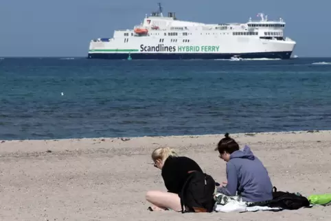 Einsam am Ostseestrand bei Warnemünde. Die Landesregierung wollte Fahrten an die Küste verbieten.