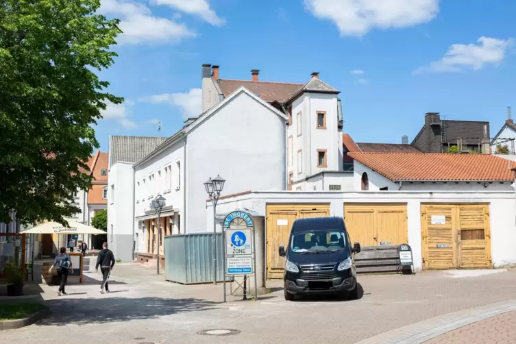 Die ehemalige Pizzeria ist der einst&ouml;ckige Bau rechts mit den braunen Holztoren. Links geht es in die Fu&szlig;g&auml;ngerzone.