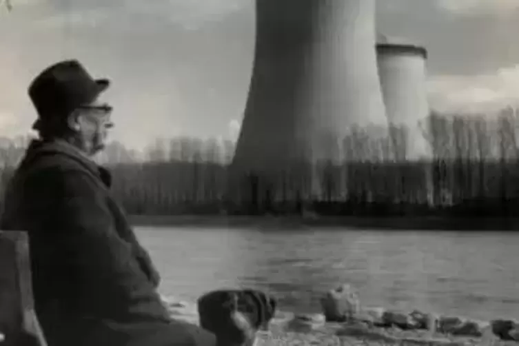 Das Foto stammt aus dem Jahr 1980, als sich der zweite Turm im Bau befand. Es zeigt den damaligen Jagdp&auml;chter Hubert Jester mit 