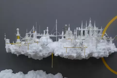 An „Atlas Futur“, einer elf Meter breiten und über zwei Meter hohen Wandinstallation, hat Nándor Angstenberger Anfang des Jahres