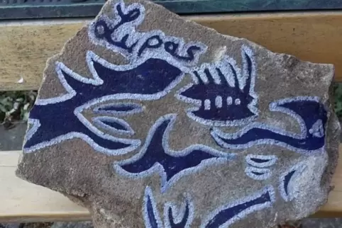 Wer genau hinschaut, sollte unterwegs den einen oder anderen Pfalzstein mit Wolfmotiv finden können.