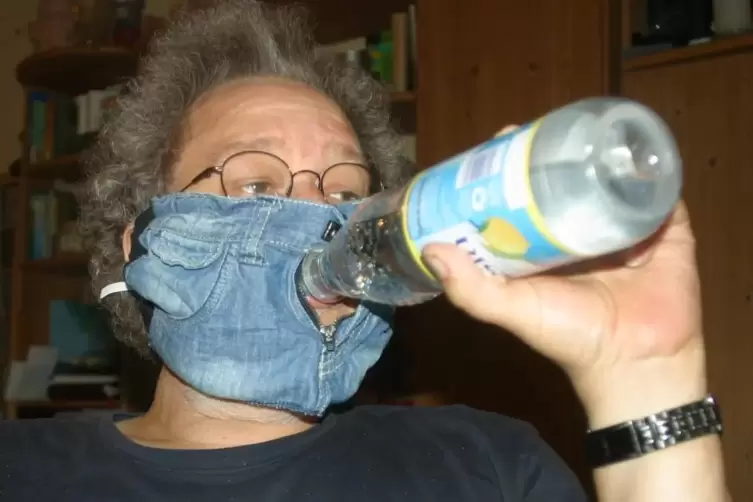 Im Hause Schindler in Einselthum hat man eine alte Jeans zur Maske umfunktioniert – so muss der Schutz zum Trinken nicht abgenom