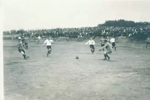 Einweihungsspiel auf dem Sandplatz am Betzenberg: Der FV Kaiserslautern (weiße Hemden) hat den FC Pfalz Ludwigshafen zur „Betze“
