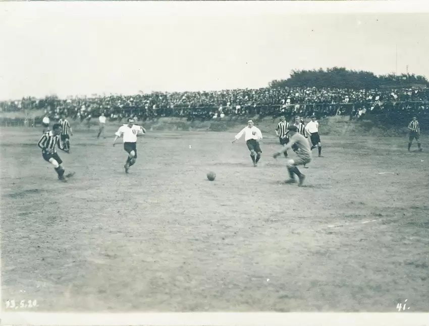 Am 13. Mai 1920 wurde auf dem Betzenberg das erste Spiel angepfiffen. Der FCK verlor gegen den amtierenden Rheinkreismeister FC