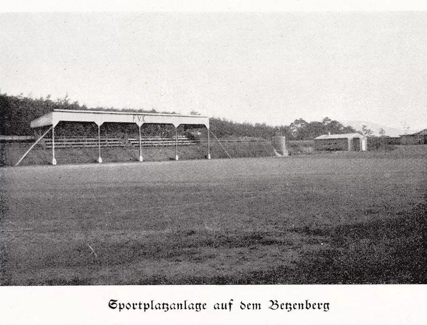 Der Sportplatz Betzenberg Anfang der 1920er-Jahre.1926 wurde der Sandplatz durch einen Rasenplatz ersetzt.