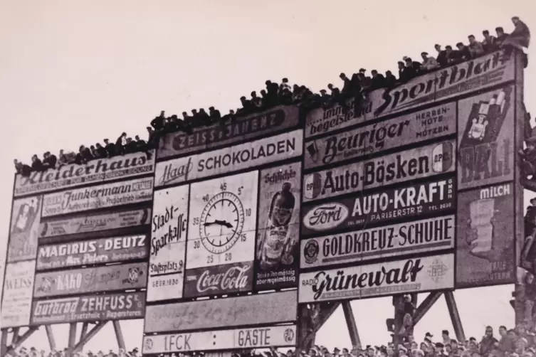 Heute unerwünscht, früher normal: Fans auf der Stadionuhr in den 1950er-Jahren.