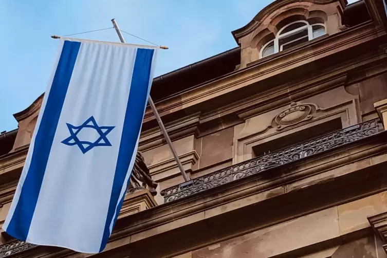 Weht am Stadthaus: Israel-Flagge. 