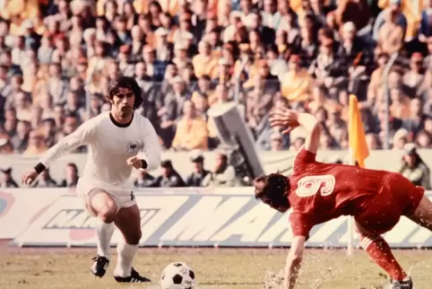In 62 Spielen für die Nationalelf traf Gerd Müller 68 Mal, hier in Aktion im WM-Spiel 1974 gegen Polen.
