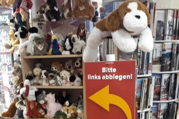 Klare Wegeregelung, um Ansteckungen im Gesch&auml;ft zu vermeiden.
