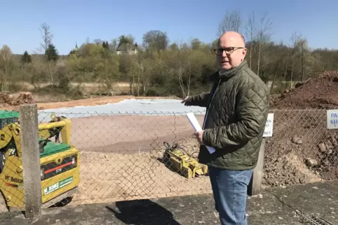 Verbandsbürgermeister Rudolf Jacob auf der Baustelle.