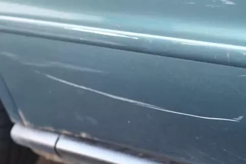 Einen Schaden in Höhe von rund 600 euro haben die unbekannten Täter an einem BMW in Bobenheim-Roxheim hinterlassen. Unser Bild z