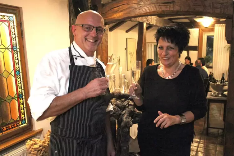Peter Steverding und Petra Dollt freuen sich, dass es diese Woche im Isenhof endlich weitergeht.