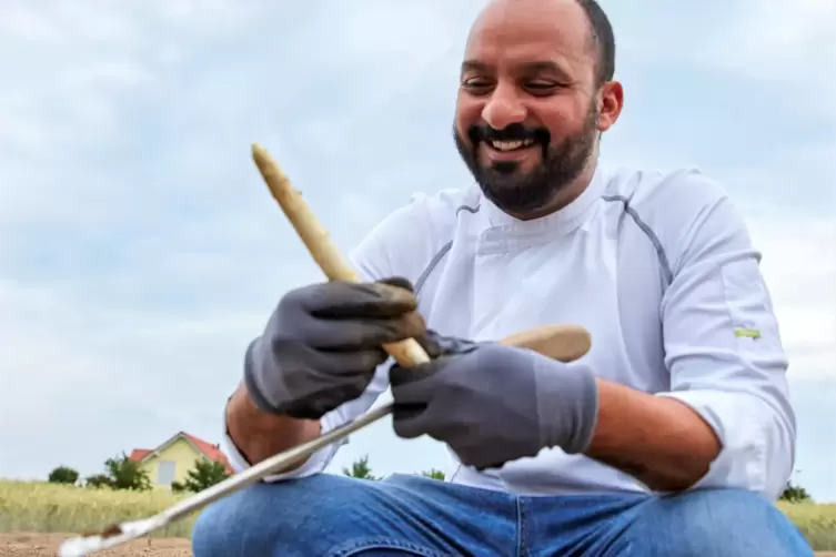 Faycal Bettioui bei der Spargelernte in der S&uuml;dpfalz.