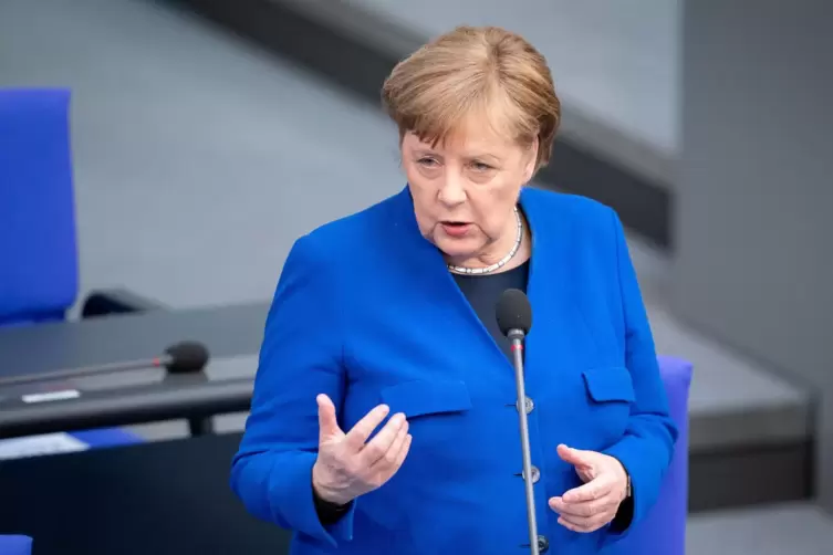 Als erste Regierungschefin hatte sich Merkel im letzten Koalitionsvertrag bereit erklärt, den Abgeordneten dreimal im Jahr Rede 