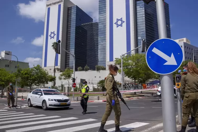  Land im ständigen Ausnahmezustand: Polizeibeamte und Soldaten in Tel Aviv auf der Straße am Unabhängigkeitstag, den die Israeli