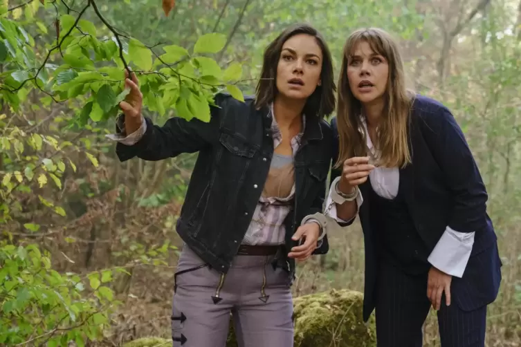 Klamauk im Wald: Felicitas Woll (rechts) als Lolle und Janina Uhse als Dana in „Berlin, Berlin – Der Film“, zu sehen auf Netflix