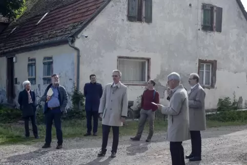 Ortstermin der Verwaltungsrichter: Die Verhandlung am Mittwoch begann auf der Scharrau in Bobenheim-Roxheim.